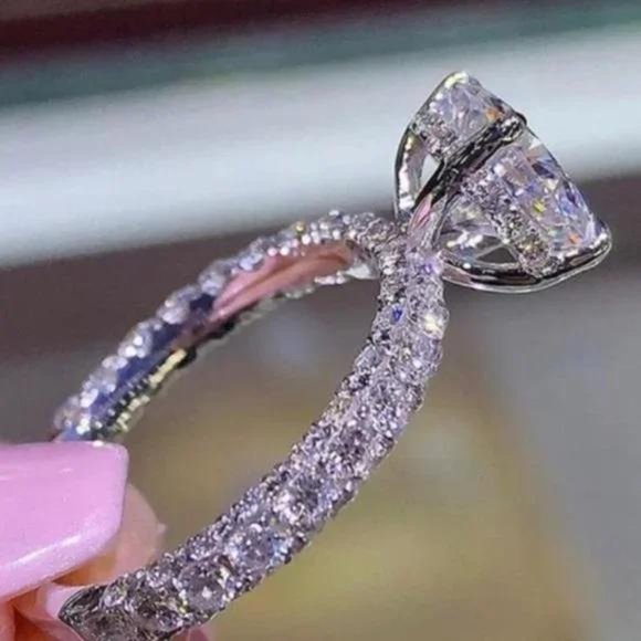 18K WHITE GOLD OVAL CUT ENGAGEMENT, BEAUTIFUL RING, SHINY RING - Picture 3 of 3